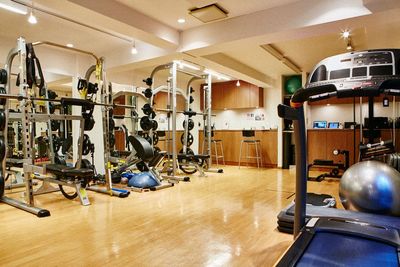 ARTISAN Personal Training. 本格的トレーニングスペースの室内の写真