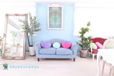 パステルブルーのソファとステンドグラス - スタジオフォトスマイル 秋葉原 パステルカラーに包まれる撮影スタジオの室内の写真