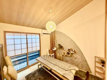 "小上がり和室"は施術スペース。ある程度の備品は揃っているのですぐ、施術可能 - NASA＆⑧ in the Room 女性限定レンタルサロン＆ルーム★地下鉄 五条駅 徒歩５分の室内の写真