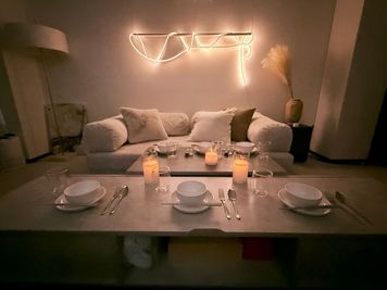 間接照明が複数あり、お好みの雰囲気を作ることができます。食器も複数ご用意がございます。 - Private Screen Lounge なんばの室内の写真