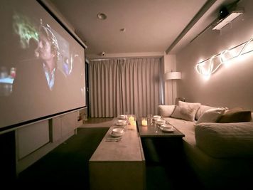 遮光性が高いカーテンで、日中の鑑賞会でも雰囲気は抜群です。 - Private Screen Lounge なんばの室内の写真