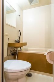トイレ、シャワー、洗面台はお部屋についております。
設備は古いですが、清潔に保つよう心がけています。 - Private Screen Lounge なんばの室内の写真