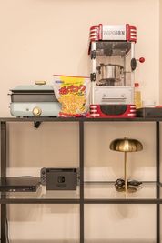 ポップコーンマシン（要オプション選択）、大人気ゲーム機、DVDプレイヤーなどをご用意しています。 - Private Screen Lounge なんばの設備の写真