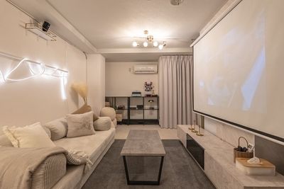 照明をつければ明るい雰囲気も◎ - Private Screen Lounge なんばの室内の写真