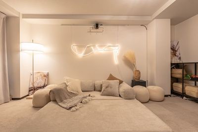 ソファは展開可能です
ゴロゴロとくつろぎながら映画鑑賞も◎ - Private Screen Lounge なんばの室内の写真