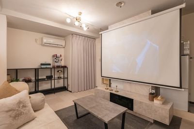 大画面スクリーンで各種ストリーミングサービスを投影したり、大人気ゲーム機を投影してプレイしたり、DVDプレイヤーの映像を映すことができます。 - Private Screen Lounge なんばの室内の写真