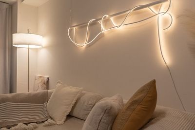 間接照明が優しい雰囲気を作ってくれます。
チューブライトは3色選ぶことができ、調光も可能です。 - Private Screen Lounge なんばの室内の写真