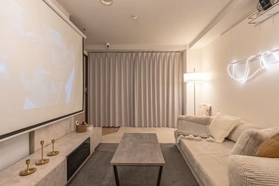 大人な雰囲気ながら、温かみのある雰囲気です - Private Screen Lounge なんばの室内の写真