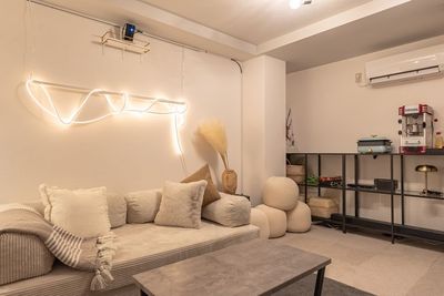 床にはカーペットが敷いてあるので、床座りも可能 - Private Screen Lounge なんばの室内の写真