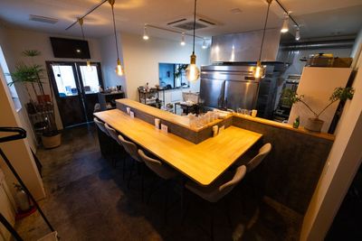 6席のカウンター席　コンロ　冷蔵冷凍庫　スチコン　フライヤー　ドリンク用ショーケース - 徳川MARCHE ポップアップからパンも焼ける厨房付きレンタルスペースの設備の写真