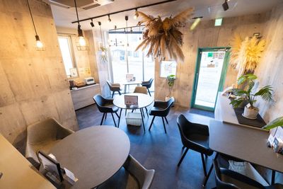 外から見えるガラス張り　テーブル４台　椅子９脚　ポップアップなどご利用に応じ撤去可能です。　 - 徳川MARCHE ポップアップからパンも焼ける厨房付きレンタルスペースの室内の写真