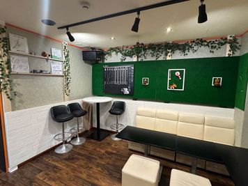 写真映えする店内装飾となっております
展示物のためお手を触れないようお願いいたします
写真撮影・SNS投稿は大歓迎です📸 - ReBOOT（リブート） 使い方無限大！カラオケやダーツ・プロジェクタ有り📽️の室内の写真