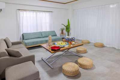 3人掛けソファー2点、昇降式テーブル1点 - タイムレス渋谷 タイムレス渋谷2F｜キッチン🍴｜パーティ🎉｜撮影📷｜会議の室内の写真