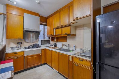 キッチン、IHコンロ3口、シンク、オーブンレンジ、冷蔵庫 - タイムレス渋谷 タイムレス渋谷2F｜キッチン🍴｜パーティ🎉｜撮影📷｜会議の室内の写真