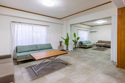 3人掛けソファー2点、昇降式テーブル1点、右側は鏡 - タイムレス渋谷 タイムレス渋谷2F｜キッチン🍴｜パーティ🎉｜撮影📷｜会議の室内の写真