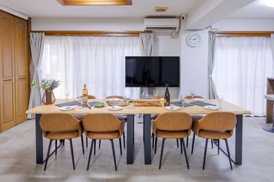 ダイニングテーブル2点、ダイニングチェアー8点、55インチモニター - タイムレス渋谷 タイムレス渋谷2F｜キッチン🍴｜パーティ🎉｜撮影📷｜会議の室内の写真