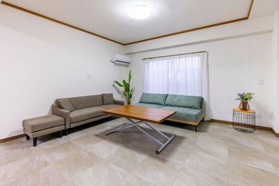 3人掛けソファー2点、昇降式テーブル1点 - タイムレス渋谷 タイムレス渋谷2F｜キッチン🍴｜パーティ🎉｜撮影📷｜会議の室内の写真