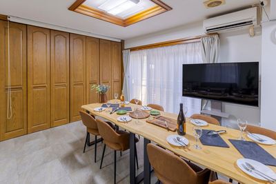 ダイニングテーブル2点、ダイニングチェアー8点、55インチモニター、クローゼット - タイムレス渋谷 タイムレス渋谷2F｜キッチン🍴｜パーティ🎉｜撮影📷｜会議の室内の写真