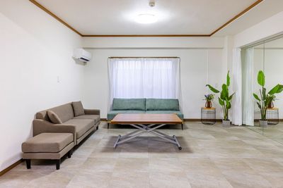 3人掛けソファー2点、昇降式テーブル1点 - タイムレス渋谷 タイムレス渋谷2F｜キッチン🍴｜パーティ🎉｜撮影📷｜会議の室内の写真