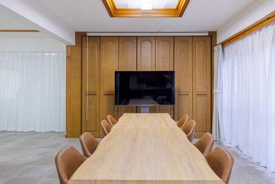 ダイニングテーブル2点、ダイニングチェアー8点、55インチモニター、クローゼット - タイムレス渋谷 タイムレス渋谷2F｜キッチン🍴｜パーティ🎉｜撮影📷｜会議の室内の写真