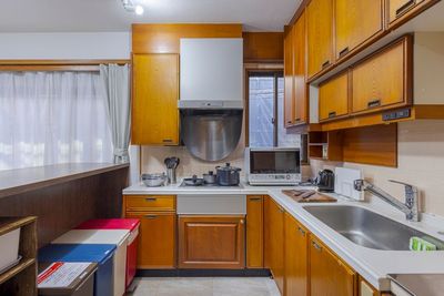 キッチン、IHコンロ3口、シンク、オーブンレンジ、冷蔵庫 - タイムレス渋谷 タイムレス渋谷2F｜キッチン🍴｜パーティ🎉｜撮影📷｜会議の室内の写真