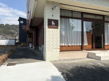 店舗前および左側に駐輪スペースあり - こもれびの外観の写真