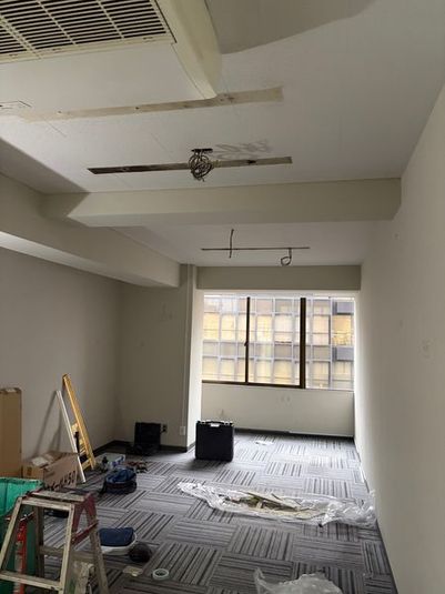 akari room 新大阪 ★akari room新大阪★【角部屋】おしゃれ会議室の室内の写真