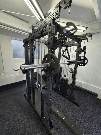 アートレイスタジオジム｜撮影可プライベートジム / スミスあり - @garage(緑の螺旋階段があるビルです)