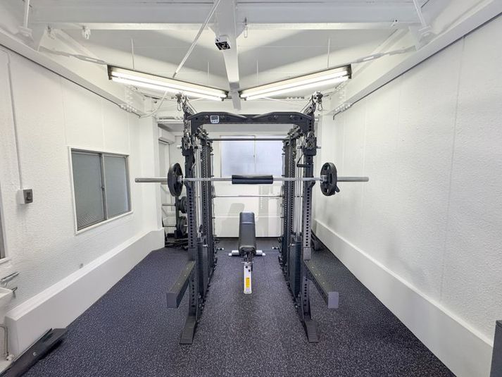 アートレイスタジオジム｜撮影可プライベートジム / スミスあり - @garage(緑の螺旋階段があるビルです)