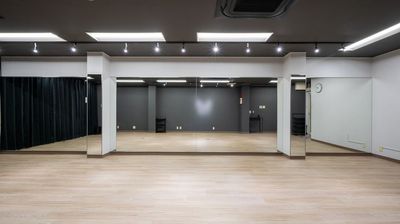 900㎝×180㎝の大型鏡
横長で使いやすいスタジオです！
 - レンタルスペースCLOVER レンタルダンススタジオ　CLOVER二条駅店の室内の写真