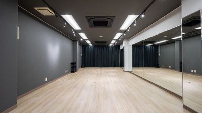 使いやすい横長レイアウト//奥に更衣スペースあります♪ - レンタルスペースCLOVER レンタルダンススタジオ　CLOVER二条駅店の室内の写真