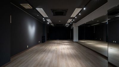 スポットライトだけつけると違った雰囲気で使えます！撮影にピッタリ - レンタルスペースCLOVER レンタルダンススタジオ　CLOVER二条駅店の室内の写真