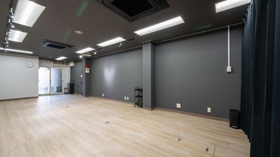昼間は自然光も入るのでとても明るいスタジオです。 - レンタルスペースCLOVER レンタルダンススタジオ　CLOVER二条駅店の室内の写真