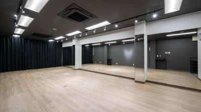 蛍光灯をつければ明るいスタジオになり動作確認がしっかりできます！ - レンタルスペースCLOVER レンタルダンススタジオ　CLOVER二条駅店の室内の写真