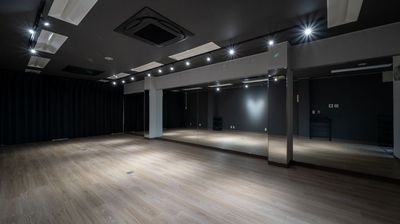 ♡をバックにダンス撮影人気
スポットライトだけつけると違った雰囲気で使えます！撮影にピッタリ - レンタルスペースCLOVER レンタルダンススタジオ　CLOVER二条駅店の室内の写真
