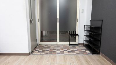 ガラスすりガラスで外から見えません。土足禁止。ビル１F荷物の搬入しやすいです - レンタルスペースCLOVER レンタルダンススタジオ　CLOVER二条駅店の入口の写真