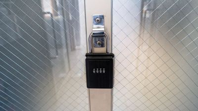 キーボックスで簡単入室 - レンタルスペースCLOVER レンタルダンススタジオ　CLOVER二条駅店の入口の写真