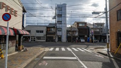 二条城駅から徒歩４分
二条駅から徒歩６分
御池通沿いに面したコマビル１F
 - レンタルスペースCLOVER レンタルダンススタジオ　CLOVER二条駅店の外観の写真