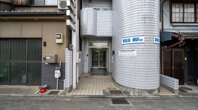 二条城駅から徒歩４分
二条駅から徒歩６分
御池通沿いに面したコマビル１F
 - レンタルスペースCLOVER レンタルダンススタジオ　CLOVER二条駅店の外観の写真