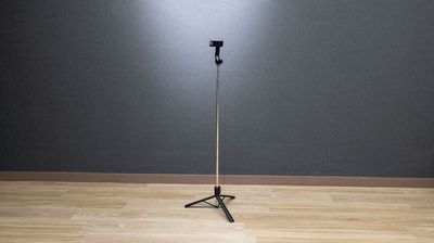 伸縮１８０㎝スマホ三脚×３本
撮影に便利です - レンタルスペースCLOVER レンタルダンススタジオ　CLOVER二条駅店の室内の写真