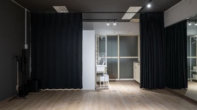 更衣室完備。二部屋に仕切られてるので男女で分かれても使えます - レンタルスペースCLOVER レンタルダンススタジオ　CLOVER二条駅店の室内の写真