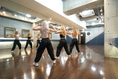 大きな鏡でしっかり動きを確認できます - 登戸駅前ダンスＢＡＳＥの室内の写真