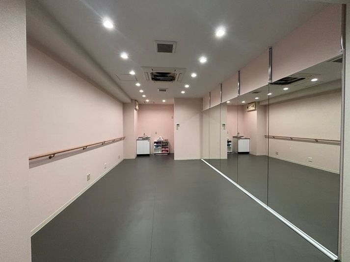 約8坪のコンパクトな造りですが、内装を入れたばかりなので本当に綺麗です🤍 - Bianca Ballet リノリウム有りの少人数レンタルスタジオの室内の写真