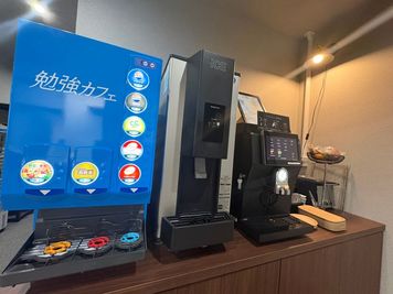 ドリンクバー - 勉強カフェ大阪上本町ANNEX 勉強カフェ大阪上本町ANNEX（自習や作業専用スペース）の室内の写真