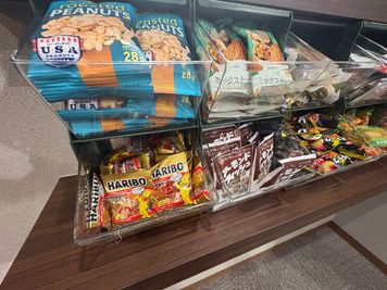 小腹が空いた時のおつまみ - 勉強カフェ大阪上本町ANNEX 勉強カフェ大阪上本町ANNEX（自習や作業専用スペース）の室内の写真