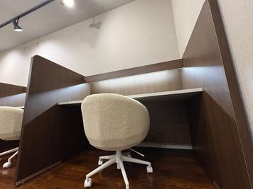 勉強カフェ大阪上本町ANNEX 勉強カフェ大阪上本町ANNEX（自習や作業専用スペース）の室内の写真