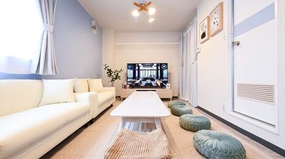 10人でもゆったりお座りいただけます。インテリアデザイナー監修の可愛いお部屋でまったりお過ごしいただけます。 - WITH YOUあたしんち京橋 《WITH YOUあたしんち》レンタルスペース京橋1号店の室内の写真