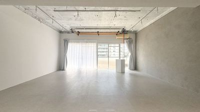 【目黒駅２分】南の自然光×白壁×コンクリ調壁の45㎡｜背景紙3色・フルカラーLED無料｜スチール・物撮り・ポートレート - サモスタ目黒店