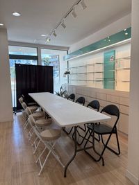 椅子1脚は付属でついています。椅子レンタル（最大15脚）1脚500円。テーブル180cm1台1500円 - 舘山寺貸しスペース369（ミロク）の設備の写真