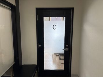 レンタルルームの入口です♪ - ヤマハミュージックジャパン　アミューズ豊中 グランドピアノ設置　C教室の入口の写真